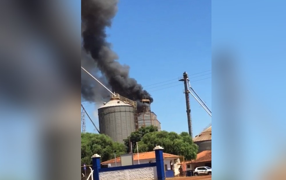 Bombeiros combatem incêndio em Taquarituba  — Foto: Arquivo Pessoal 