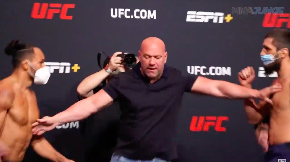 Dana White (centro) separa Michel Pereira (esq.) e Zelim Imadaev (dir.) na pesagem do UFC — Foto: Reprodução/MMAJunkie.com