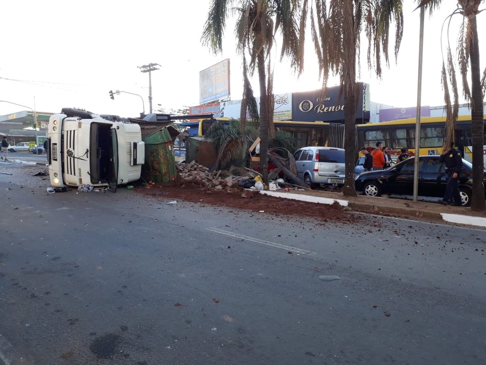 Caminhão tombou e ônibus invadiu comércio em Hortolândia. (Foto: Arquivo pessoal)