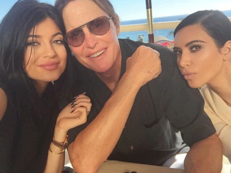 Kim Kardashian e Kylie Jenner com o pai Bruce Jenner (Foto: Reprodução)