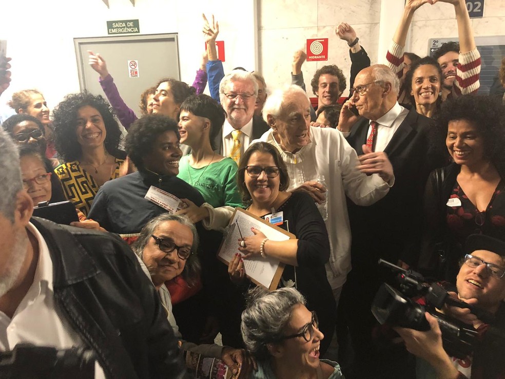 O dramaturgo e ator Zé Celso Martinez Corrêa (de branco), o vereador Gilberto Natalini (PV-SP) e ativistas do Parque Bixiga comemoram resultado da votação na Câmara na tarde desta quarta-feira (12)  — Foto: Divulgação