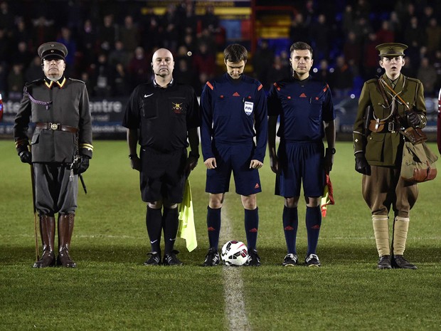 Os capitães dos times de futebol do Exército Britânico, sargento Keith Emmerson (direita), e do Exército Alemão, capitão Alfred Hess, antes do início da partida que reproduz o ‘Jogo da Trégua’, realizado em dezembro de 1914 (Foto: Reuters/Toby Melville)