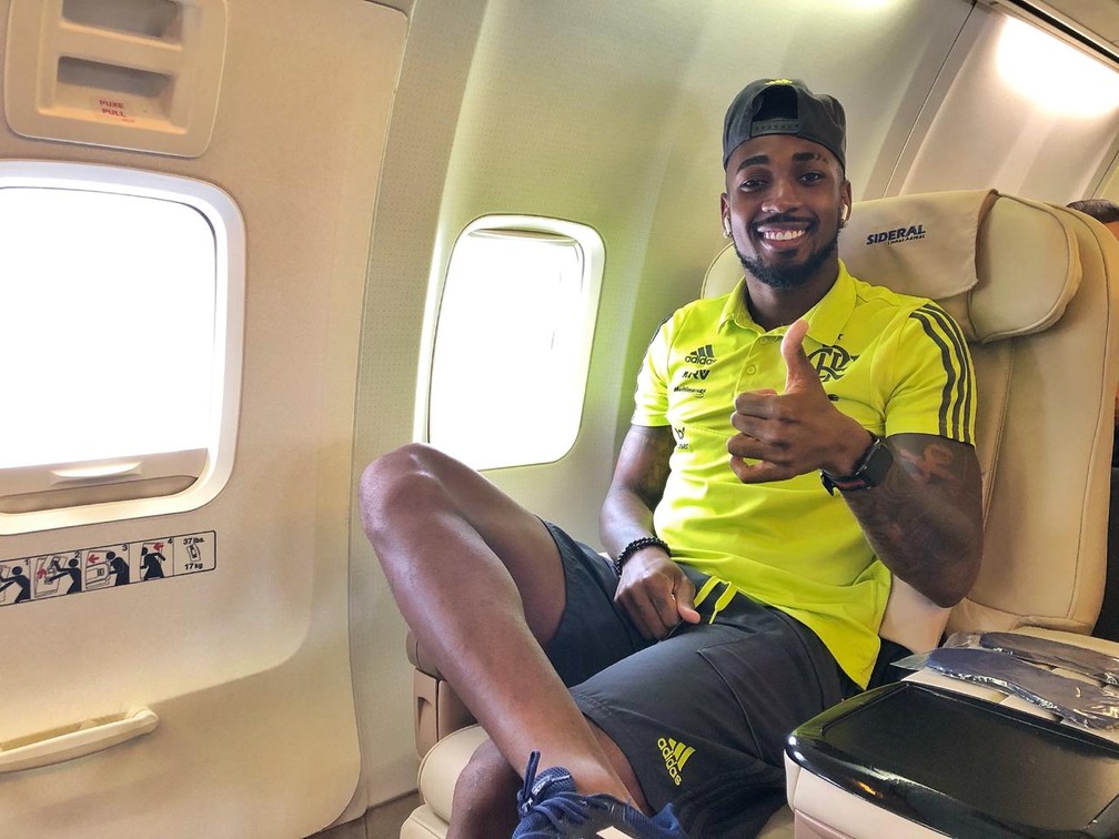Gerson durante voo de Curitiba para Fortaleza — Foto: Alexandre Vidal/Flamengo