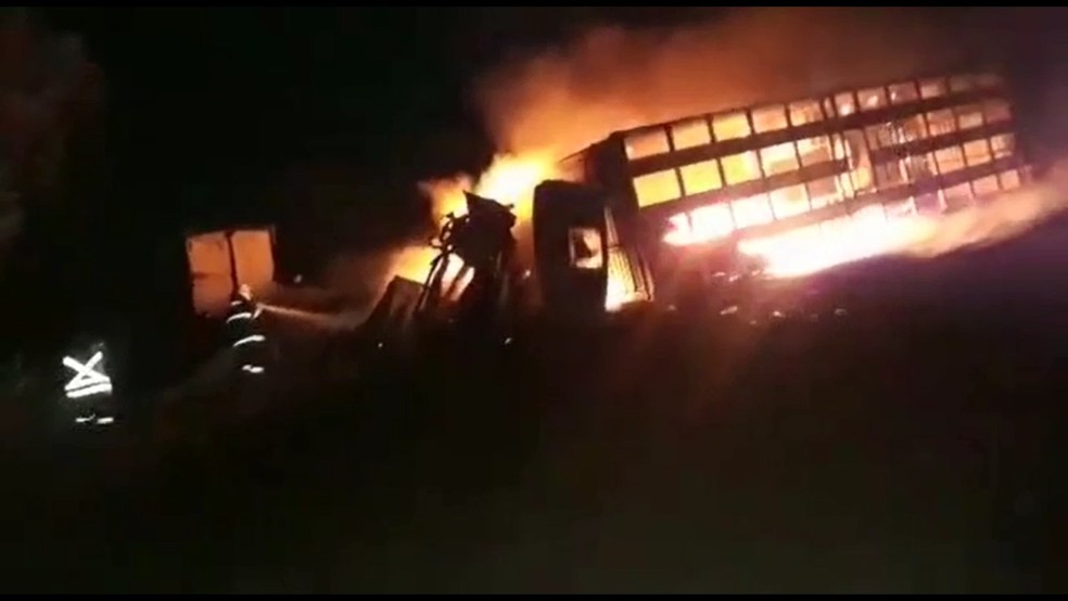Caminhão que transportava bois pegou fogo na rodovia em Igaraçu do Tietê  — Foto: Luiz Magesto/ Arquivo pessoal