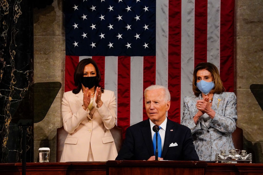 Em um momento histórico, o vice-presidente Kamala Harris e a presidente da Câmara, Nancy Pelosi, estão sentados atrás do presidente Joe Biden durante discurso (Foto: Getty)
