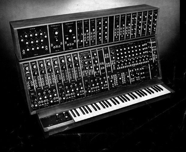 Um dos primeiros exemplares do Moog, o pioneiro sintetizador eletrônico (Foto: reprodução / Sound of Sound)