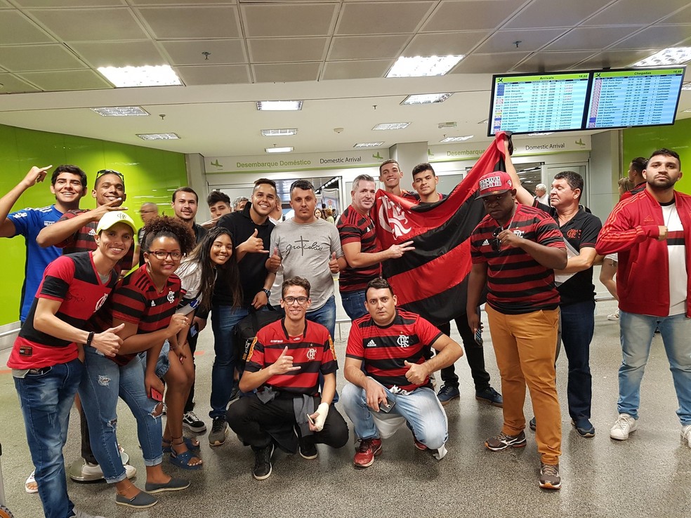 Torcedores aguardavam a chegada do Flamengo no saguão do aeroporto — Foto: Marcelo Baltar