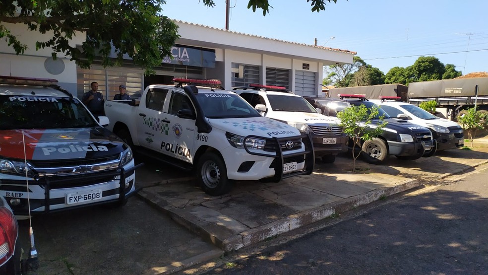 Operação contra o tráfico de drogas e furto de gado cumpriu mandados em Mirante do Paranapanema (SP) — Foto: Polícia Militar Ambiental