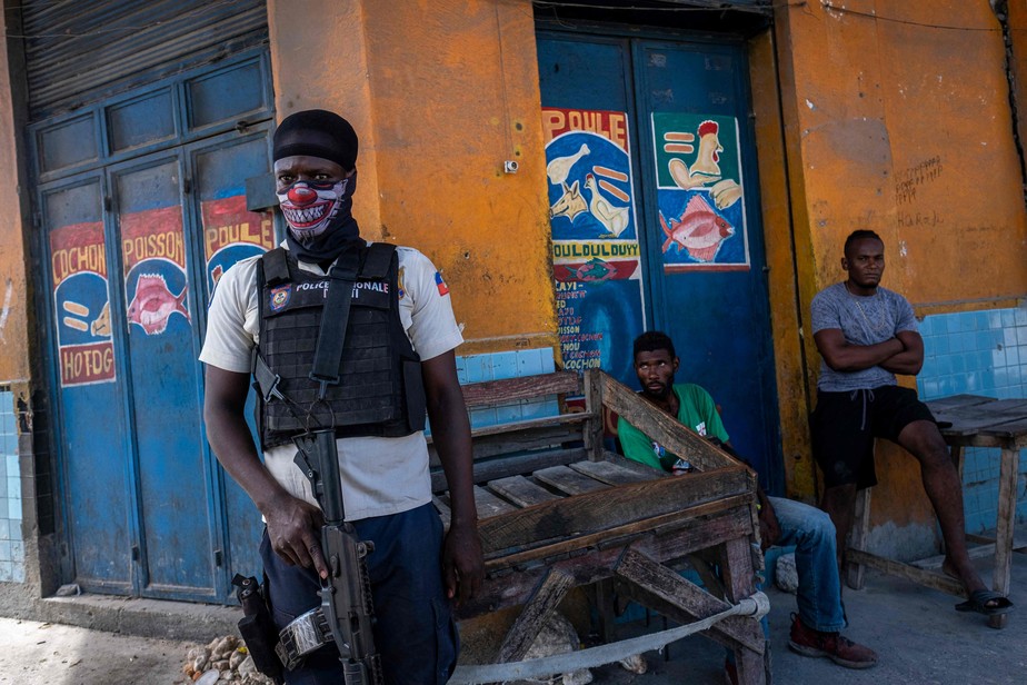 Policial do Haiti próximo a um território controlado por gangues na capital Porto Príncipe em 2021