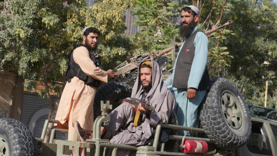 Combatentes do Talibã realizam uma inspeção 'casa em casa' em Hera, Afeganistão