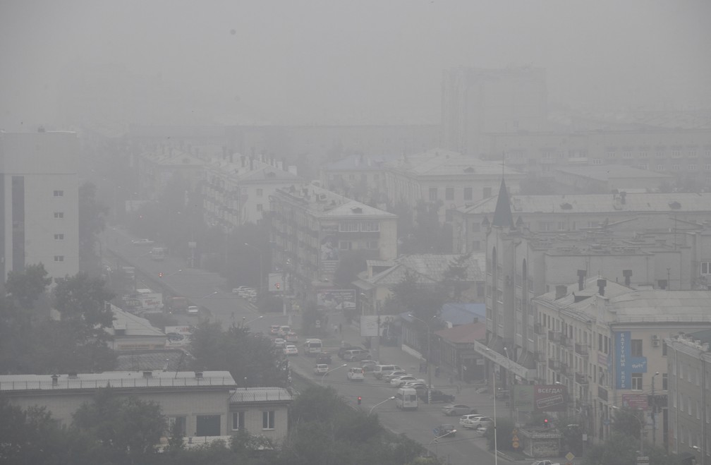 Fumaça cobre a cidade de Chita, no leste da Rússia, nesta quinta-feira (1º). As autoridades russas declararam estado de emergência em pelo menos quatro regiões. — Foto: Associated Press