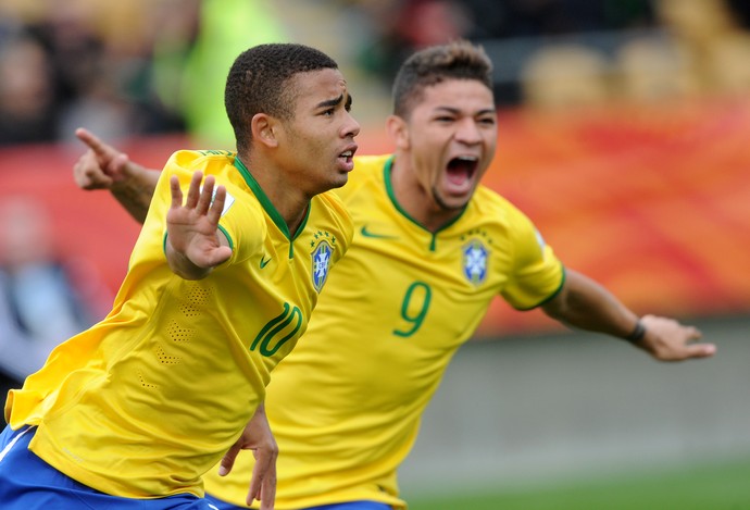 Gabriel Jesus comemora gol com Judivan Brasil x Nigéria Mundial Sub-20 (Foto: AP/Ross Setford)