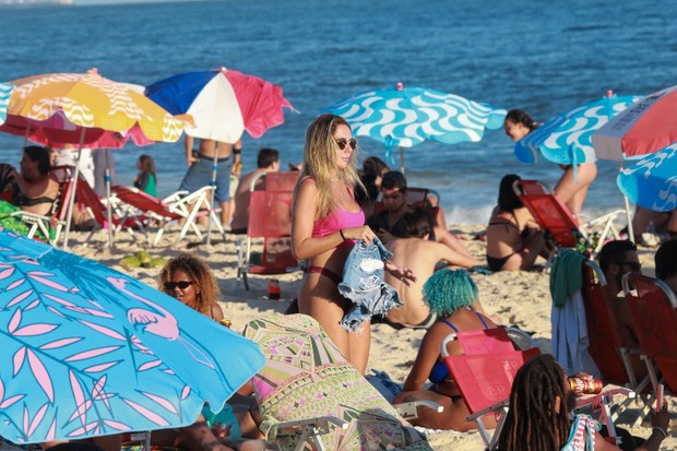 Carolina Portaluppi curte praia com homem misterioso (Foto: AgNews)