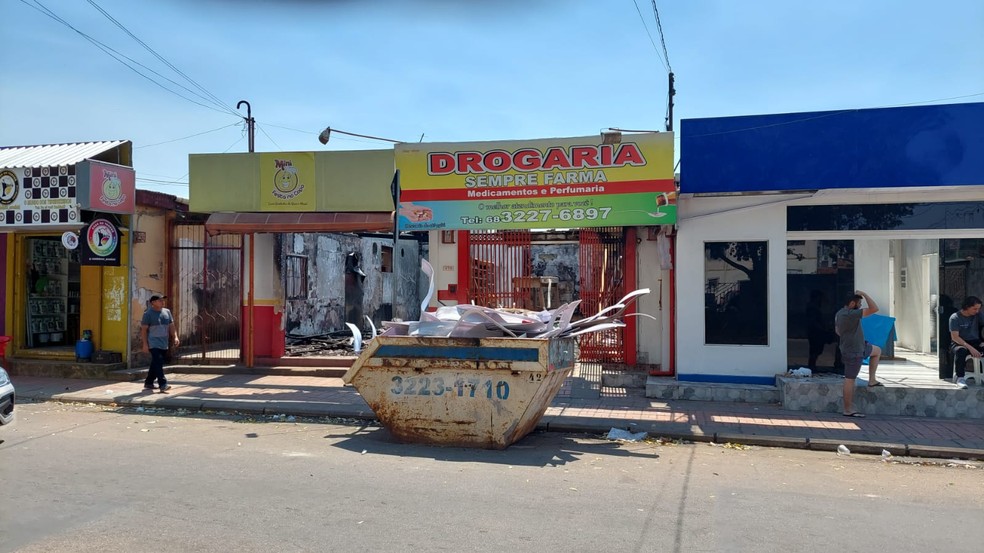 Drogaria e consultório dentário foram destruídos pelo fogo em Rio Branco — Foto: Arquivo pessoal