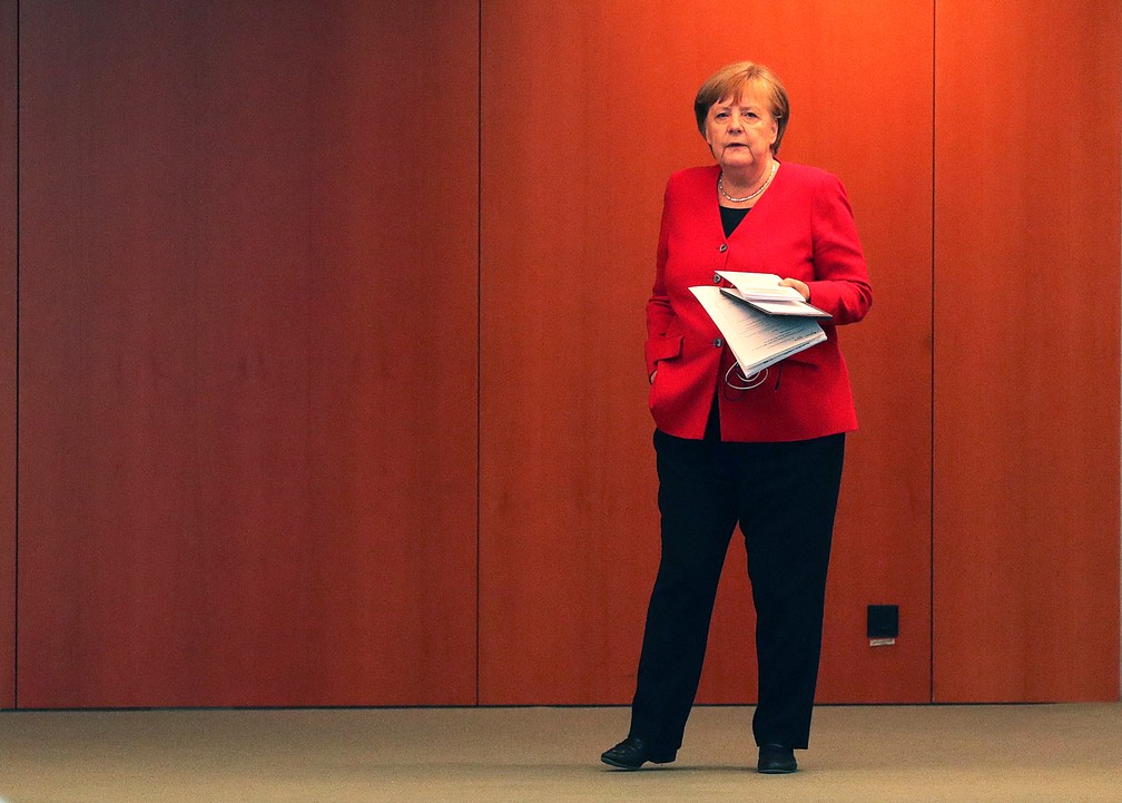 Chanceler alemã Angela Merkel chega para entrevista coletiva sobre reunião virtual que manteve com governadores nesta quarte-feira (6), em que foram acertados detalhes sobre medidas de relaxamento do confinamento devido à pandemia de coronavírus — Foto: Reuters/Michael Sohn