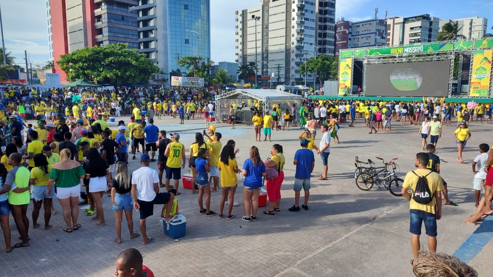 Horas antes da partida já tinha torcedor esperando o Brasil entrar em campo em Maceió — Foto: Erik Maia/TV Gazeta