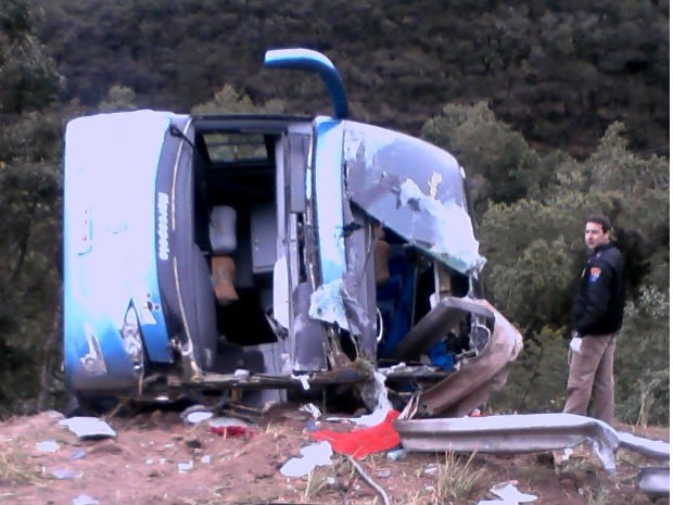 ônibus caiu em uma ribanceira após bater na lateral do caminhão (Foto: Divulgação / PRE)