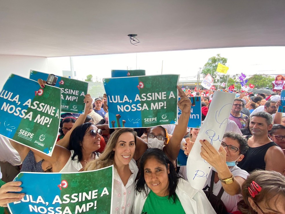 Enfermeiros protestam pelo piso salarial da categoria em evento com o presidente Lula — Foto: Pedro Alves/g1