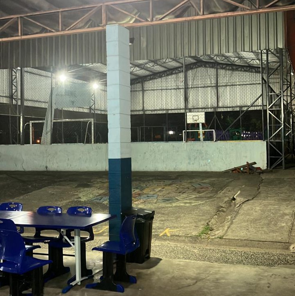 Quadra da Escola Municipal Neusa de Sousa Campos, em Sumaré (SP), com as luzes acesas à espera da chegada dos corpos para o velório neste domingo (25) — Foto: Jonatan Morel/EPTV