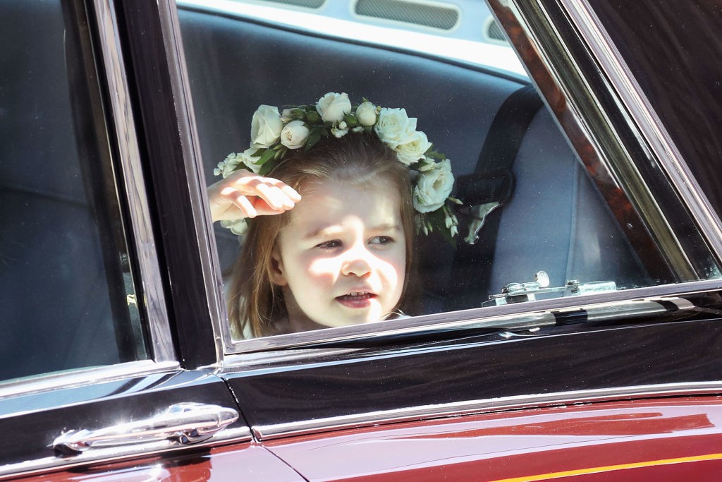 Charlotte observa a movimentação ao redor da Capela de dentro do carro (Foto: Getty Images)