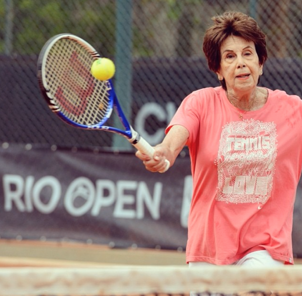 Maria Esther Bueno durante bate-bola no Rio Open, em 2014 (Foto: Reprodução)