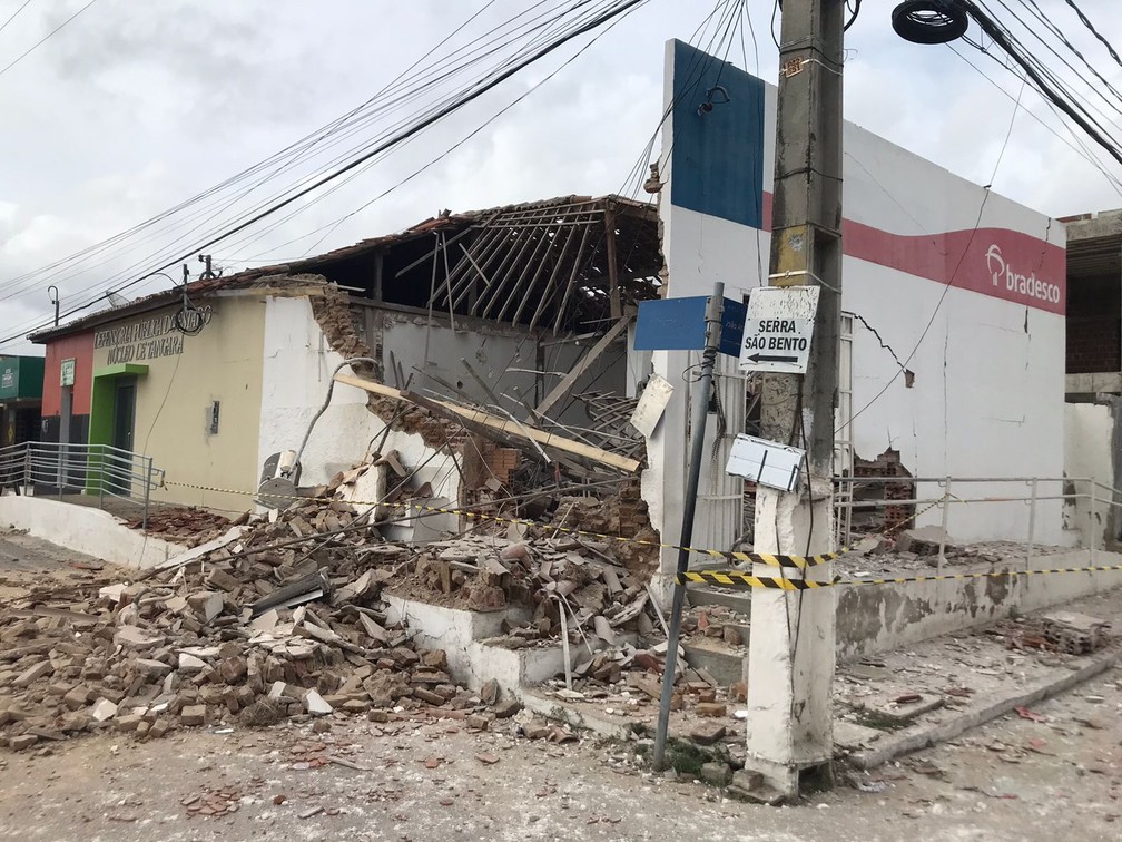Agência de banco foi destruída por explosão provocada por criminosos em Tangará, no Agreste potiguar, na madrugada desta sexta (4) — Foto: Geraldo Jerônimo/Inter TV Cabugi