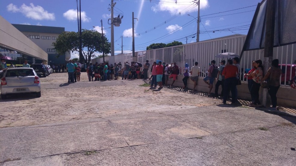 Pessoas tentavam se proteger do forte sol e formavam aglomerações — Foto: Geraldo Jerônimo/Inter TV Cabugi