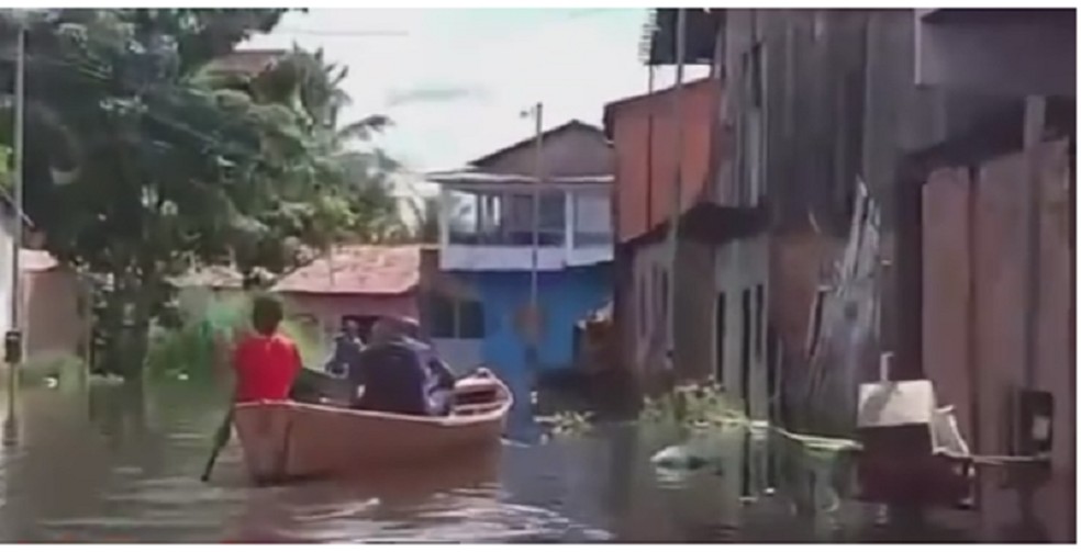 Moradores usam canoas para transitar em ruas alagadas de Marabá — Foto: Reprodução/TV Globo