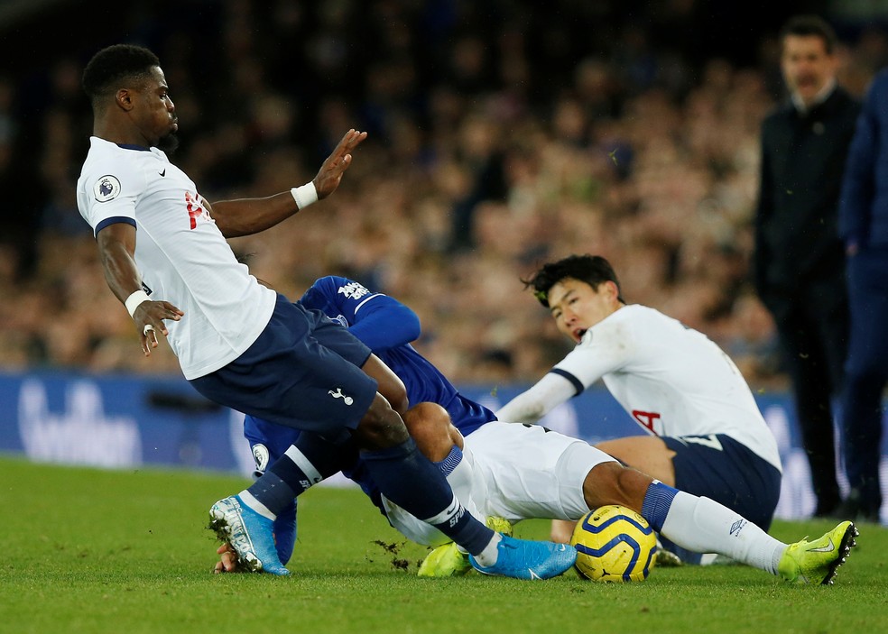 Ao tentar desarme, Aurier ainda encostou na perna de André — Foto: Reuters