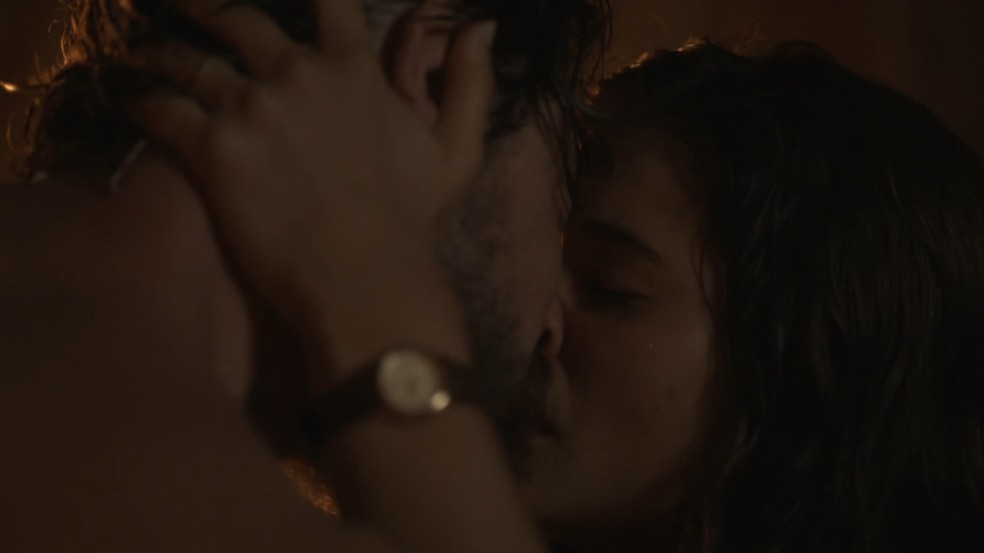 Candoca e Zé Paulino se beijam, em 'Mar do Sertão' — Foto: Globo