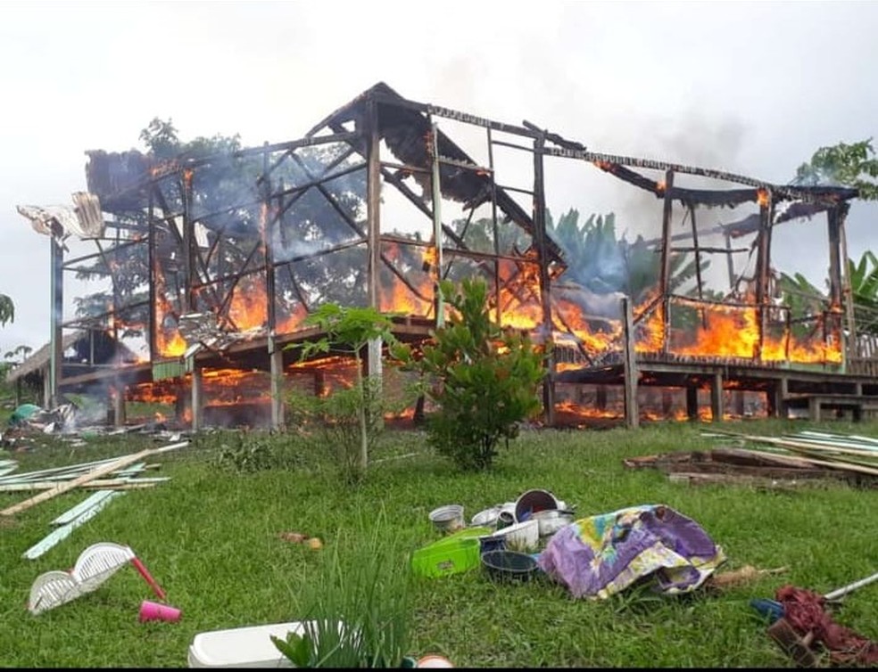 Casa foi consumida por chamas durante incêndio em Feijó, interior do Acre — Foto: Arquivo pessoal 