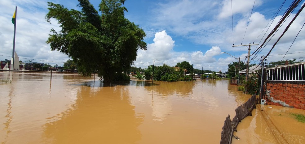 Nível do Rio Acre subiu mais de 7 metros em poucas horas e ultrapassa conta de transbordo em Rio Branco — Foto: Andryo Amaral/Rede Amazônica