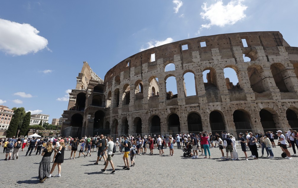 Turistas caminham em frente ao Coliseu, em Roma, em 6 de agosto de 2021 na Itália — Foto: Riccardo De Luca/AP