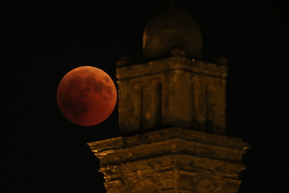 Eclipse com lua de sangue visto perto da torre de igreja em Venzolasca, França. (Foto: PASCAL POCHARD-CASABIANCA / AFP)