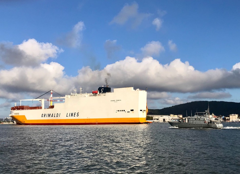 Navio 'Grande Francia', de bandeira italiana, é escoltado pela Marinha ao entrar no Porto de Santos, SP (Foto: José Claudio Pimentel/G1)