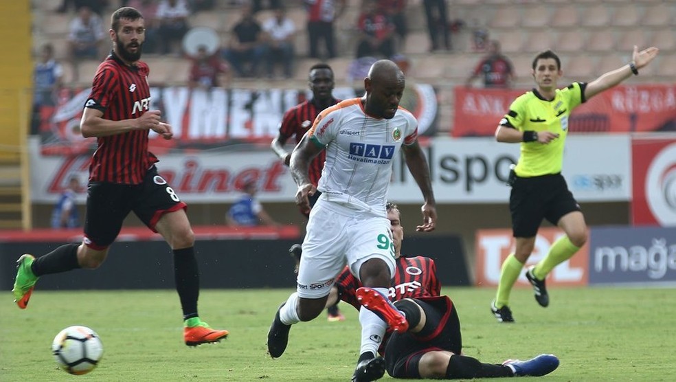 Vagner Love foi artilheiro do último Campeonato Turco e já tem 10 gols na atual temporada  (Foto: Divulgação / Alanyaspor)