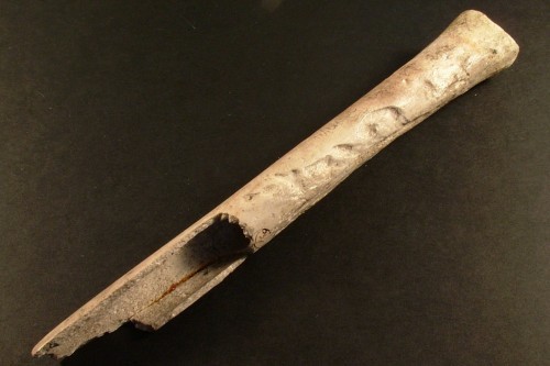 Instrumento musical feito de osso de uma coxa humana (Foto: Wiltshire Museum)