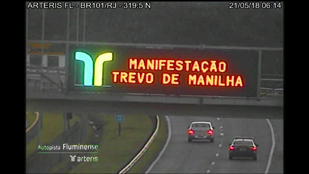 Painéis avisam sobre protesto de caminhoneiros no trevo da Rodovia Niterói-Manilha. (Foto: Reprodução/ TV Globo)