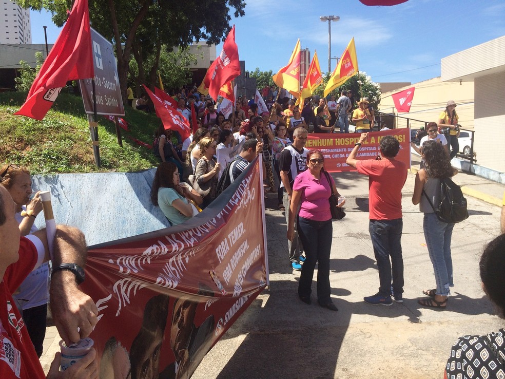Protesto começou em frente ao Hospital Monsenhor Walfredo Gurgel, na Av. (Foto: Ítalo Sales/Inter TV Cabugi)