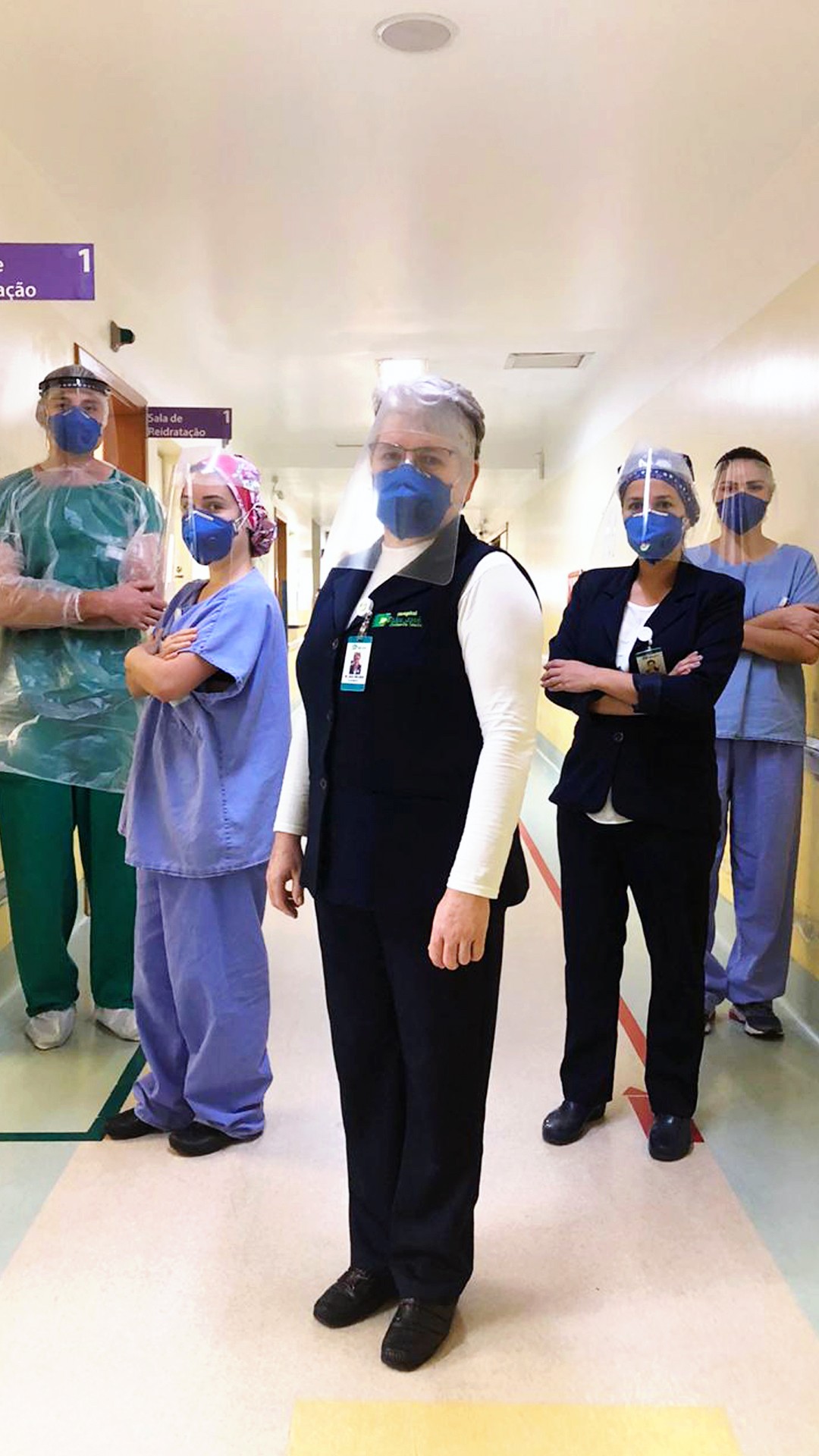 Irmã Ana Helena Rockembach, coordenadora do pronto-atendimento, com equipe do hospital (Foto: Divulgação)