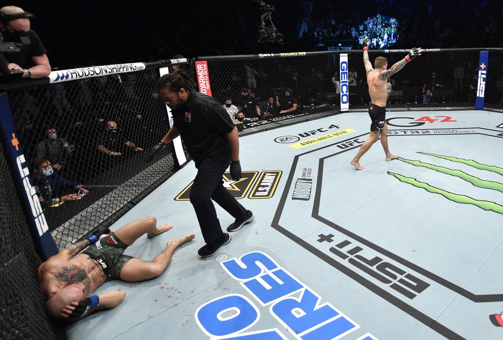 Dustin Poirier comemora o nocaute sobre Conor McGregor no UFC 257 — Foto: Getty Images