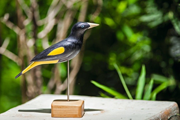 Pássaro de madeira de reúso e inox, Xexéu, 19 cm, R$ 450. A peça está à venda na Saccaro Teresina (Foto: Maurício Pokemon / Editora Globo)
