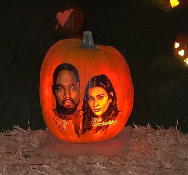 A abóbora de Halloween com os rostos de Kim Kardashian e Kanye West em foto compartilhada pela socialite (Foto: Instagram)