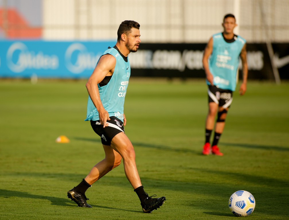 Giuliano participa de todos os jogos desde a estreia e se consolida no time titular do Corinthians 