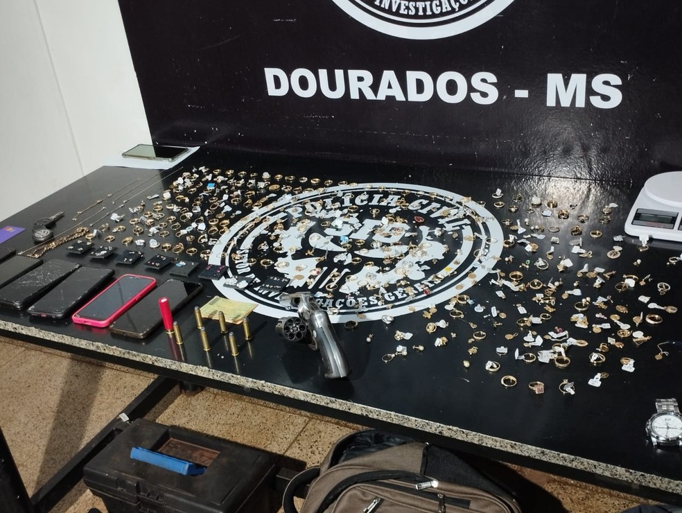 Conforme a  polícia, foram apreendidos cerca R$ 420 mil reais em produtos de ouro.  — Foto: Caio Nogueira/TV Morena