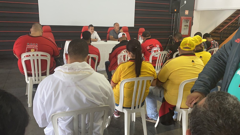 Braz e Spindel recebem organizadas do Flamengo na G&aacute;vea, mas aliviam clima de cobran&ccedil;a no CT &mdash; Foto: Reprodu&ccedil;&atilde;o Twitter