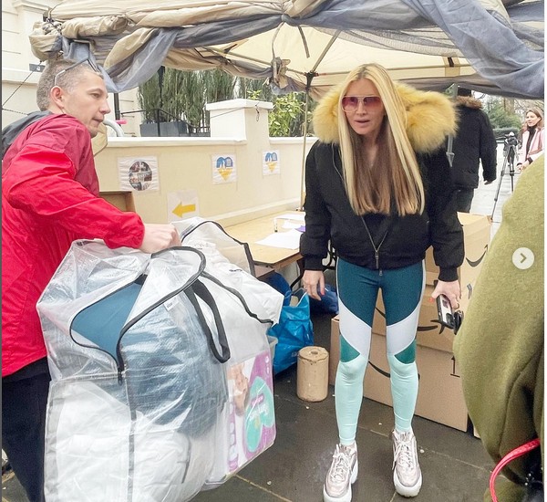  A atriz e modelo norte-americana Caprice Bourret recebendo doações para o povo ucraniano em Londres (Foto: Instagram)