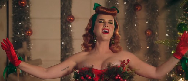Katy Perry em clipe de Cozy Little Christmas (Foto: Reprodução)