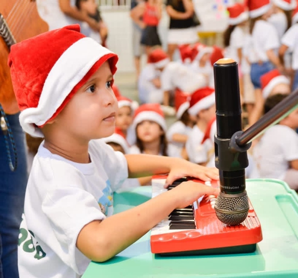 Calebe Neves encantou público ao tocar em festa de Natal da escola — Foto: Arquivo Pessoal/Elisângela Oliveira