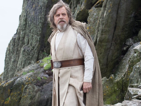 O personagem Luke Skywalker na cena final de 'Star Wars: Episódio VII - O Despertar da Força' (Foto: Reprodução)